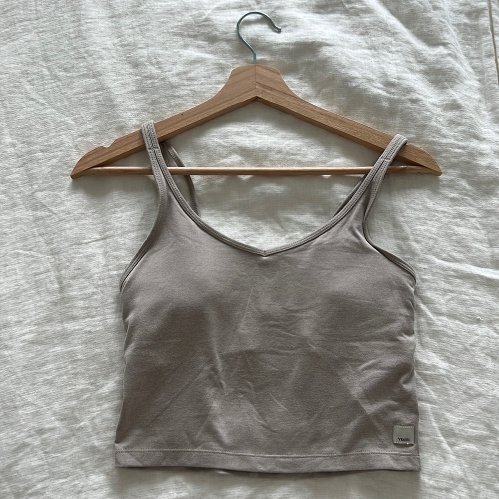 Vuori Halo Performance Crop in Oyster Heather NWOT